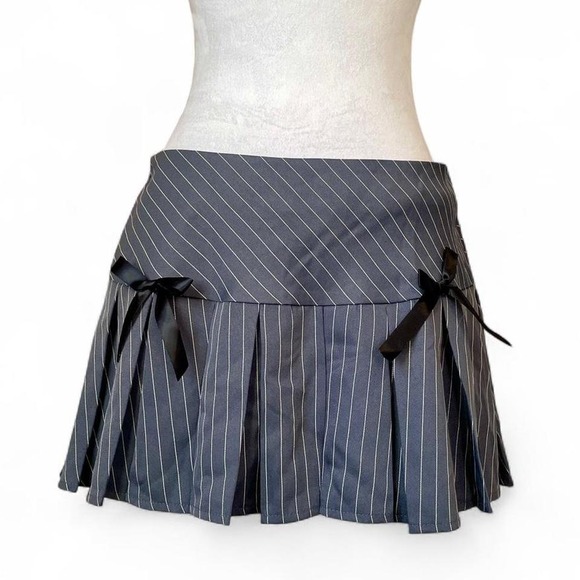 NWT Y2k preppy goth grey pinstripe pleated mini skirt with black bows- med - Picture 7 of 7